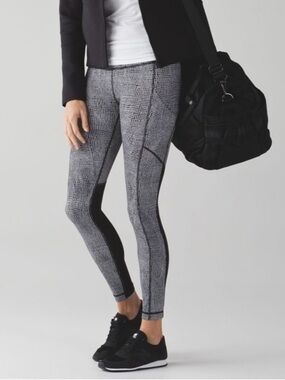 Lulu Lemon High Rise Grey and Black Patterned Side Pocket Athletic Yoga Leggings